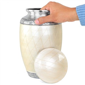 Urna funeraria decorativa tradicional de lujo hecha a mano de aluminio de 10 "| Urnas de metal grabadas de gran tamaño Acabado Premium (blanco pino) - Product Image 3