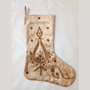 Calcetín de Navidad hecho a mano con cuentas rojas y doradas, decoración navideña elegante y adorno festivo - Product Image 6