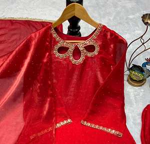 Nuevo Salwar Kameez de Diseño para Mujer, Reversible, de Seda, Informal, para Fiestas y Almuerzos, con Top, Pantalón Plazzo, Duppatta Elegante y Bordado - Product Image 6