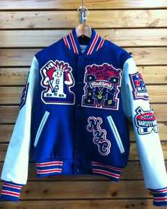 Chaqueta de hombre Varsity azul claro altamente personalizada con mangas de cuero y bordado de chenilla estilo Letterman de béisbol universitario - Product Image 1