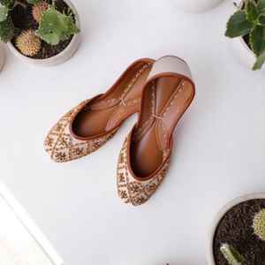 2025 Ladies Formal <b>Khussa</b> Top Selling Pakistani Leather Footwear for Weddings Punjabi Style Autumn Wholesale Women's Fancy - Product Image 3
