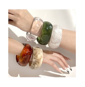 Bracelets en résine imperméables très demandés pour femmes, au design élégant, couleurs personnalisées et bijoux tendance pour les fêtes et les cadeaux d'affaires - Product Image 1