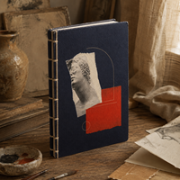 Carnet d'art personnalisé LABON en tissu bleu marine, couverture rigide, reliure cousue apparente, pages vierges, ruban géométrique rouge sculpté