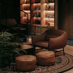 Fauteuil de salon d'hôtel avec ottoman, chaise de hall rembourrée, tissu et cuir personnalisés, sièges de salon d'hôtel - Product Image 1
