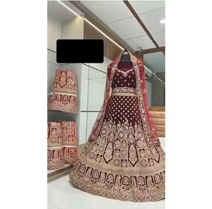Lehenga Choli en velours exquis le plus vendu pour les occasions festives avec des travaux de broderie et des détails perlés d'Inde - Product Image 3