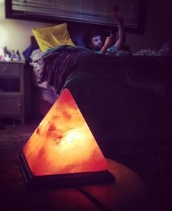 Lampe à sel de roche de l'Himalaya faite à la main en forme de pyramide sculptée avec base en bois de style amour lumière relaxante - Product Image 4
