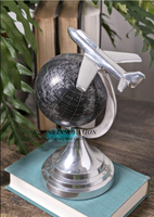 Élégante décoration de table en métal artisanal, avion Art Déco argenté monté sur un globe noir avec base en aluminium, pour la maison
