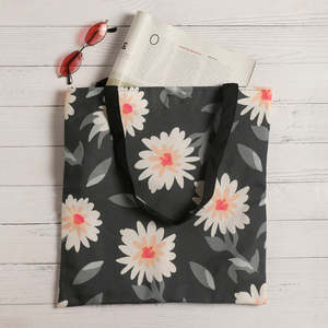 Sacs fourre-tout tendance Fields of Daisy pour femmes, en toile durable avec fermeture éclair, broderies, pompons, fleurs, lettres et motifs. - Product Image 2