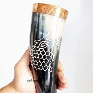 Corne à boire sculptée en loup viking, écologique, artisanale, de haute qualité, couleur naturelle, personnalisée, sculpture Fennier, objet de collection pour - Product Image 1