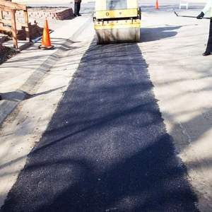 BlackTop Cold Mix para reparaciones de alta calidad, ofreciendo un acabado suave y fuerte para carreteras y entradas. - Product Image 5