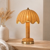 Lampe de table sans fil rechargeable en rotin, style nordique simple, 2700K, avec abat-jour en forme de dôme festonné, pour restaurants, hôtels et salons