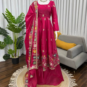 Vestido de Seda con Bordado Intenso y Lentejuelas para Boda, con Conjunto de Dupatta - Product Image 1