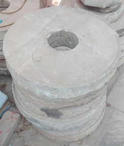 Grand stock de meules en pierre entière modernes récupérées pour les paysages de jardin extérieurs - Product Image 4
