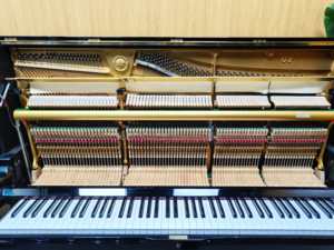 Piano Vertical Yamaha YU3 de 88 Teclas, Calidad Japonesa, Rendimiento Profesional, Listo para el Escenario, Sonido Claro y Potente, Estilo Clásico U1 U2 U3 - Product Image 6