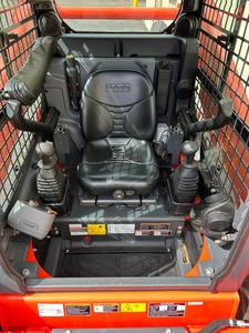 Usado 2022 Kubota SSV65 Pala cargadora frontal de platino cerrado con ruedas camión y equipo con componente de motor central - Product Image 3