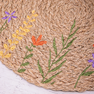 แผ่นรองจานสานมือจากหญ้าทะเลธรรมชาติ น้ำหนักเบา สไตล์โบฮีเมียน ลายดอกไม้ สำหรับตกแต่งโต๊ะงานเลี้ยง ของขวัญขึ้นบ้านใหม่ ผลิตในเวียดนาม - Product Image 3