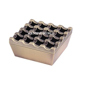 Vente en gros de cendrier design fait à la main en laiton gaufré excellente qualité nouvelle forme carrée en métal emballage personnalisé dans une boîte à fumer - Product Image 3