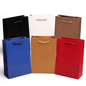 Sac cadeau en papier kraft avec logo personnalisé-Sacs à provisions recyclés pour la fête, les chaussures et la mode - Product Image 1