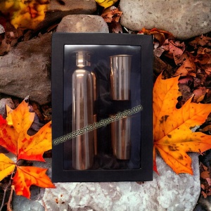 Bouteille d'eau classique en cuivre pur de haute qualité, fabriquée à la main, avec 2 gobelets en verre de cuivre, idéale pour les mariages, Diwali et les cadeaux - Product Image 6