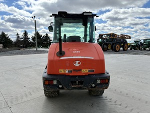 Chargeuse sur pneus diesel Kubota d'occasion, moteur à couple élevé, engrenages robustes, construction durable, garantie 2 ans, prête à la vente - Product Image 2