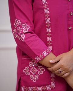 Vêtements de bureau indiens confortables toute la journée Pantalon Kurti brodé élégant Bouton tendance Détaillant pour adultes Collection de garde-robe - Product Image 3