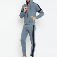 Survêtement pour hommes fabriqué en usine, tenue deux pièces avec coupe décontractée, design élégant et fonctionnel pour la vente