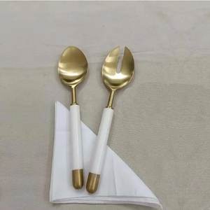 Ensemble standard de cuillère et fourchette de serveur de salade d'or en métal avec la poignée blanche de résine pour des ensembles de table de serveur de salade de mariage - Product Image 3