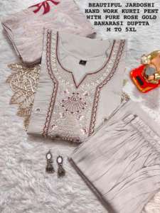 Muselina suave y viscosa de la colección premium de la venta caliente del desgaste de la pieza del diseñador con el trabajo manual Kurti Pant y Dupatta - Product Image 5