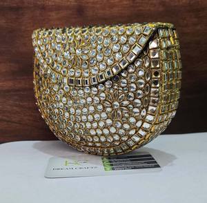 Bolso de Mano Étnico Indio Único para Novia, Hecho a Mano con Piedras Kundan Doradas, Diseño Feng Shui, Material de Latón, Forma Ovalada - Product Image 3