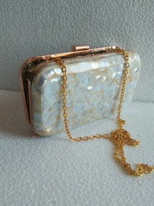 Bolso de Mano de Resina Bohemio de Lujo Hecho a Mano y Personalizado para Bodas y Fiestas, con Diseño Moderno y Personalización de Logotipo en Color - Product Image 2
