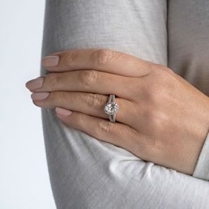 แหวนหมั้นเพชรทรงรีแบบแยกก้านฮาโลโมอิสซาไนต์ทรงรี - Product Image 3