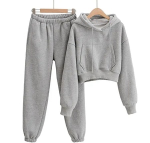 Conjunto Deportivo de 2 Piezas con Logotipo Personalizado, Transpirable, 100% Algodón, Elástico, Ligero, Conjunto de Jogger con Top Corto y Sudadera con Capucha - Product Image 1