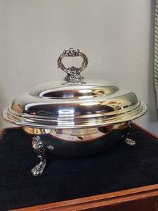 Plat à gratin en métal de style traditionnel avec un motif de paon en relief, parfait pour la présentation de repas royaux - Product Image 2