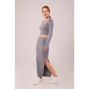 Conjunto de Dos Piezas Lustrin para Mujer, Blusa Gris con Cuello Cuadrado y Mezcla de Viscosa, y Falda Maxi con Detalle de Abertura Lateral, para Venta al Por Mayor - Product Image 4