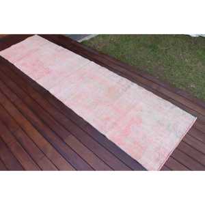 Tapis turc vintage 2,3x8,9 pieds, tapis oriental en laine rose - Product Image 1