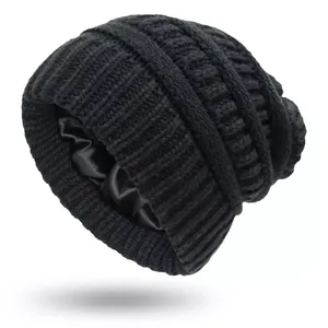 Vente en gros de bonnet chaud d'hiver en tricot unisexe multicolore uni avec logo personnalisé - Product Image 2