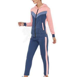 Survêtement en coton avec logo personnalisé pour femmes, tenue décontractée d'hiver à motif solide avec col à capuche, en vente d'usine - Product Image 2