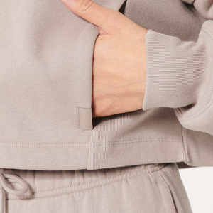 Conjunto Deportivo de Sudadera Corta y Pantalones Jogger para Mujer, con Logotipo Personalizado de Alta Calidad - Product Image 6