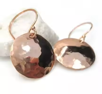 Boucles d'oreilles pendantes en cuivre brut martelé à la main, personnalisables, de haute qualité, style artisanal minimaliste, avec disque de pièce de monnaie de style traditionnel