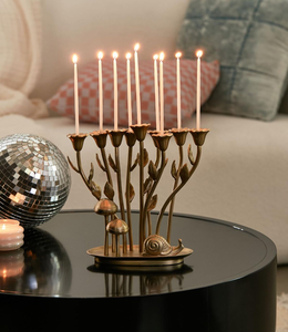 Menorah en céramique peinte à la main vibrante avec un design floral et de fruits fantaisiste, un coloré, aux prix de gros." - Product Image 2