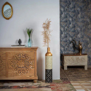 Jarrón de metal duradero martillado exportador indio, perfecto para uso en interiores y exteriores, florero de metal de proveedor indio - Product Image 1