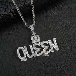 Colgante de letra Queen con tachuelas en oro blanco de 10kt y diamantes de moissanita de corte brillante redondo que mejoran la claridad VVs - Product Image 1