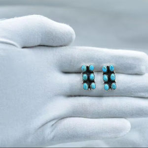 Pendientes hechos a mano de turquesa Mojave, pendientes de poste de plata esterlina para mujer - Product Image 1