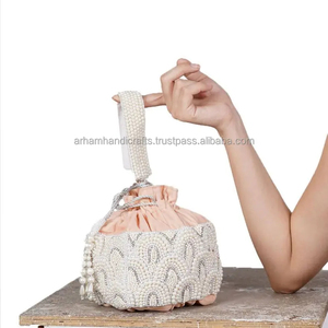 กระเป๋าถักลายทำด้วยมือสไตล์พื้นเมืองของผู้หญิงอินเดียกระเป๋าถือของขวัญแต่งงานกระเป๋าใส่เหรียญกระเป๋าใส่เหรียญสำหรับงานแต่งงานและงานปาร์ตี้โดยงานฝีมือสุดหรู - Product Image 1