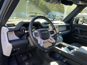 Land Rover Range Rover Defender 2024 Azul, SUV con Asientos de Cuero, Faros LED, Neumáticos R20, Volante a la Izquierda - Product Image 3