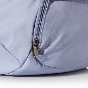 กระเป๋าเดินทางแบบดัฟเฟิลสั่งทำขายส่ง ดีไซน์แฟชั่น สีพื้น คุณภาพสูง ทนทาน น้ำหนักเบา ผลิตจากโพลีเอสเตอร์ ปิดด้วยซิป กันน้ำ - Product Image 5