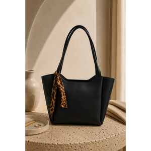 Sac à main et sac à bandoulière en cuir noir avec détail d'écharpe à motifs imprimés - Product Image 1