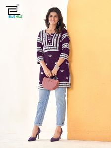 Tops fantaisie en rayonne de qualité exportée avec des motifs tendance, parfaits pour les sorties décontractées et les occasions spéciales de l'Inde - Product Image 6