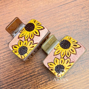 Mini accesorios para el cabello de forma cuadrada de cuero grabado con estilo de girasol de alta calidad para mujer Clips de garras personalizados para regalo - Product Image 1
