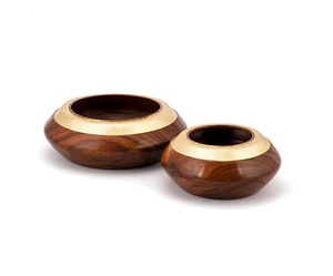 Cuenco de madera redondo de latón AK en color nogal con hojas doradas superiores Juego de 2 cuencos decorativos para mesa de comedor/artículo de vajilla - Product Image 1